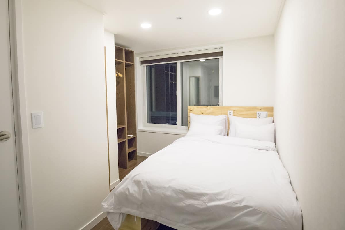 Tabla de planchar con plancha, wifi gratis y ropa de cama