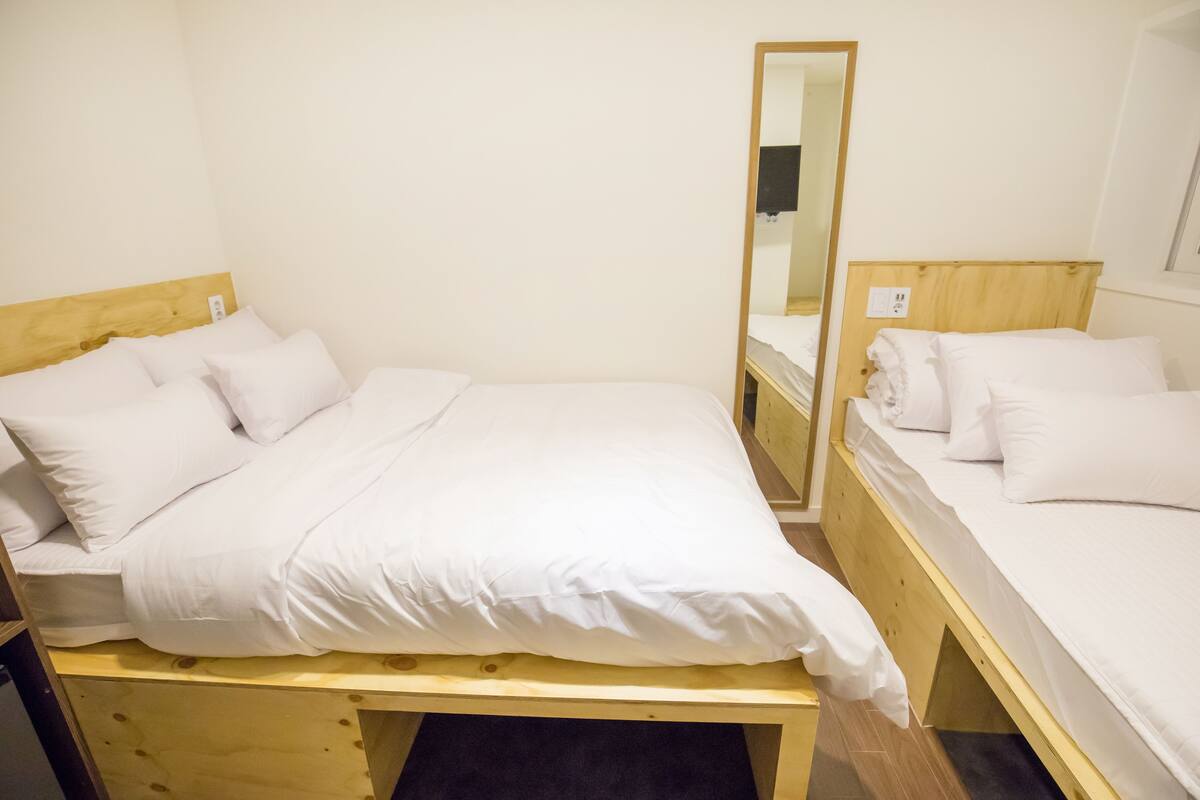 Triple Room | Iron/ironing board (on request), WiFi (free), bed sheets