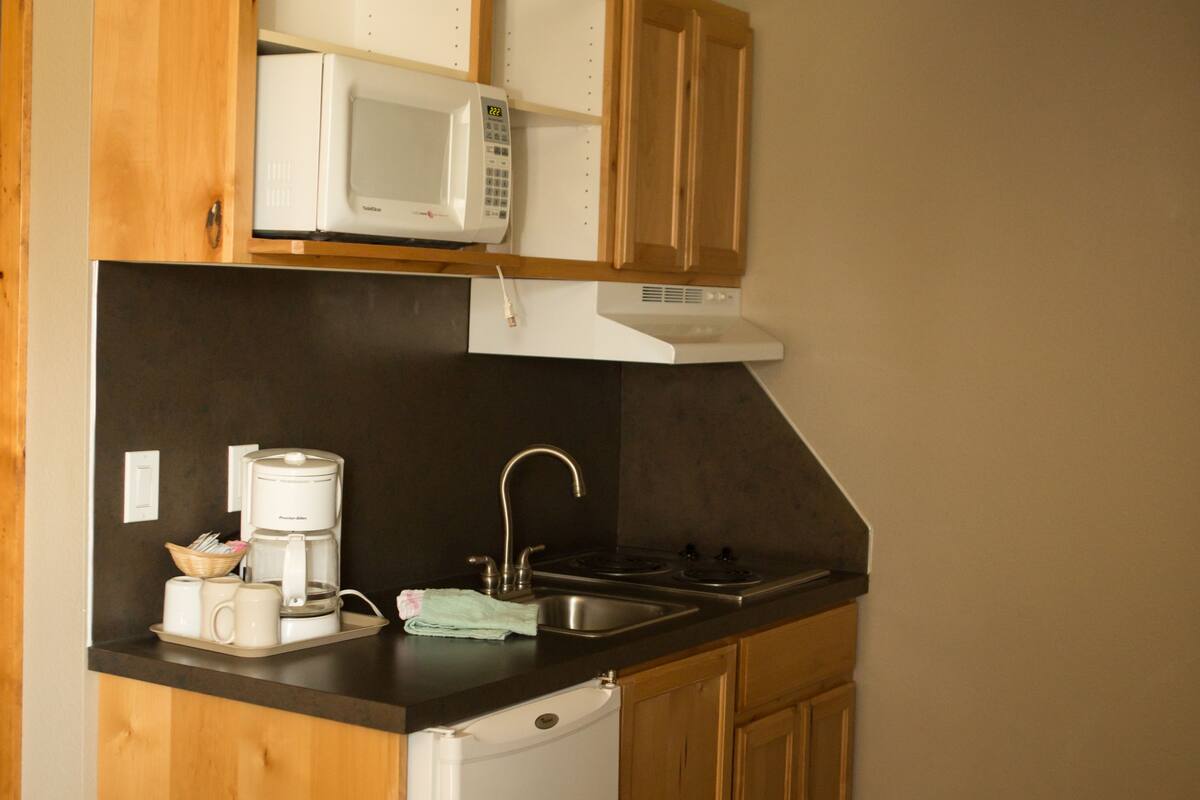 microwave, coffee/tea maker