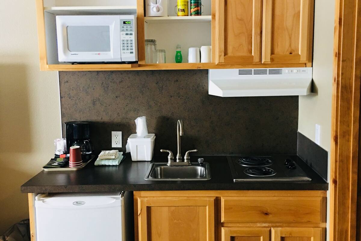 microwave, coffee/tea maker