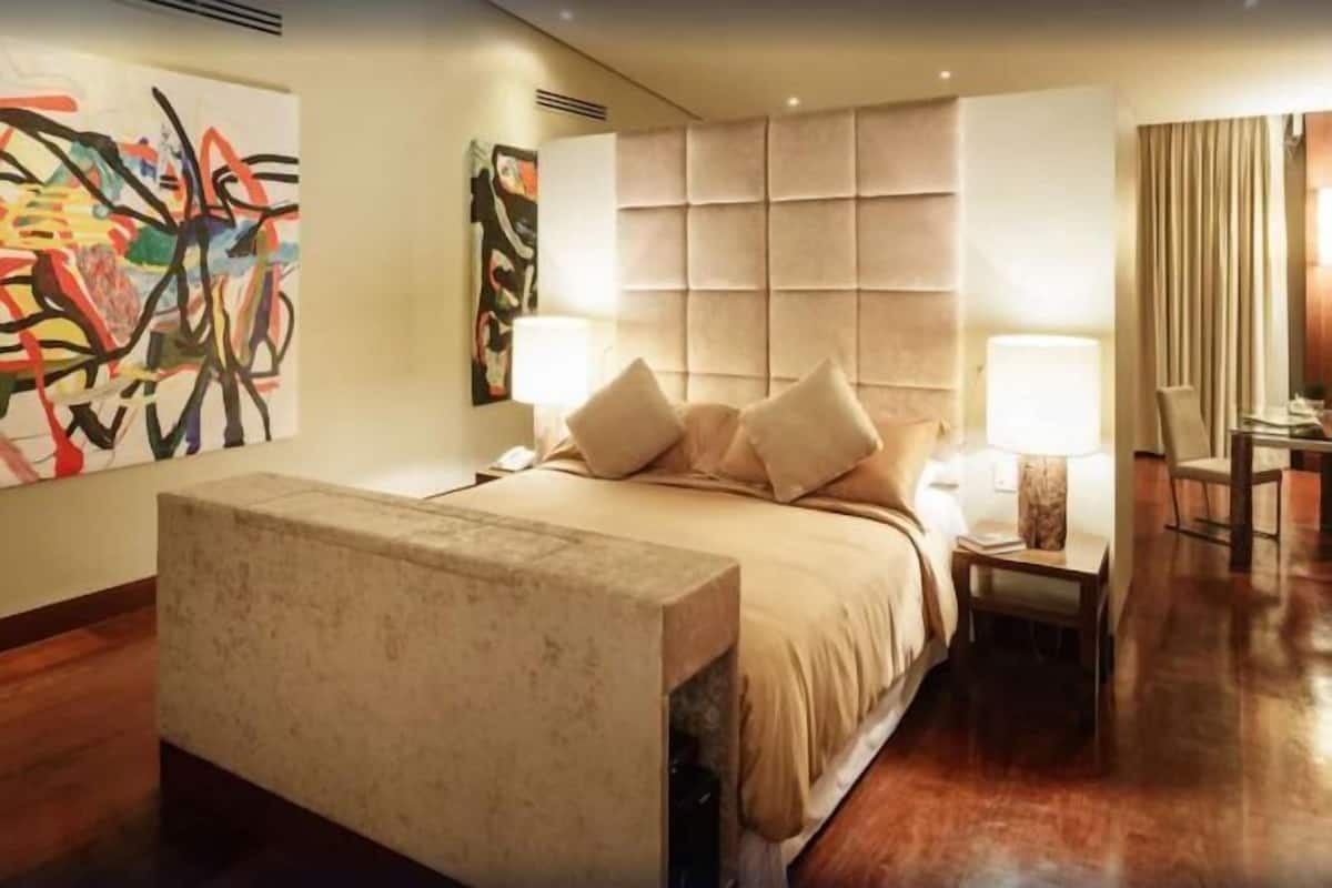 3 bedrooms, premium bedding, minibar, in-room safe