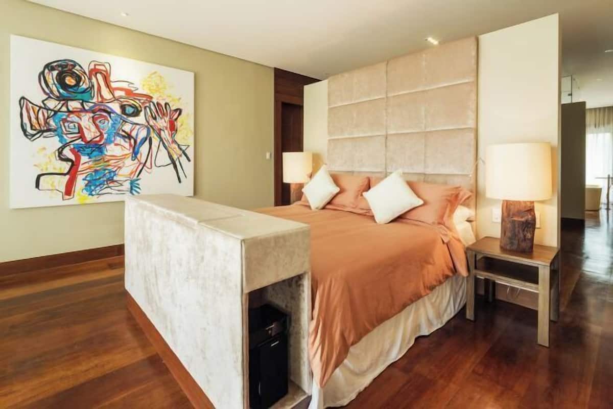 3 bedrooms, premium bedding, minibar, in-room safe