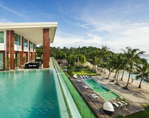 Un hôtel moderne doté d’une grande piscine, d’espaces de détente et offrant une vue sur la plage et l’océan.