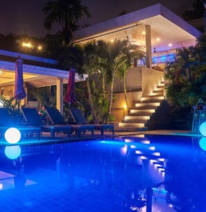 2 szabadtéri medence, napernyők és napozóágyak