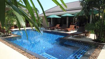 2 buitenzwembaden, parasols voor strand/zwembad