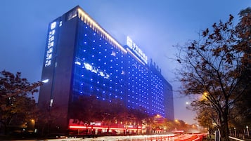 Bagian depan properti - sore/malam