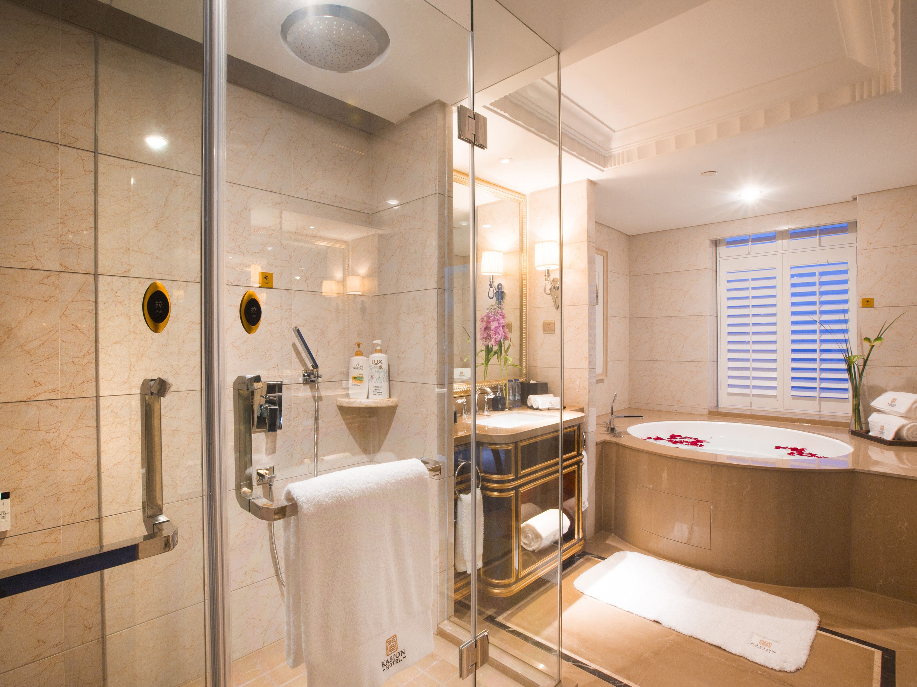 shower, rainfall showerhead, free toiletries, hair dryer