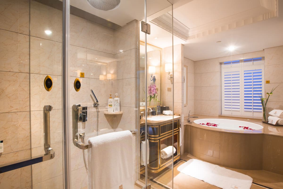 shower, rainfall showerhead, free toiletries, hair dryer