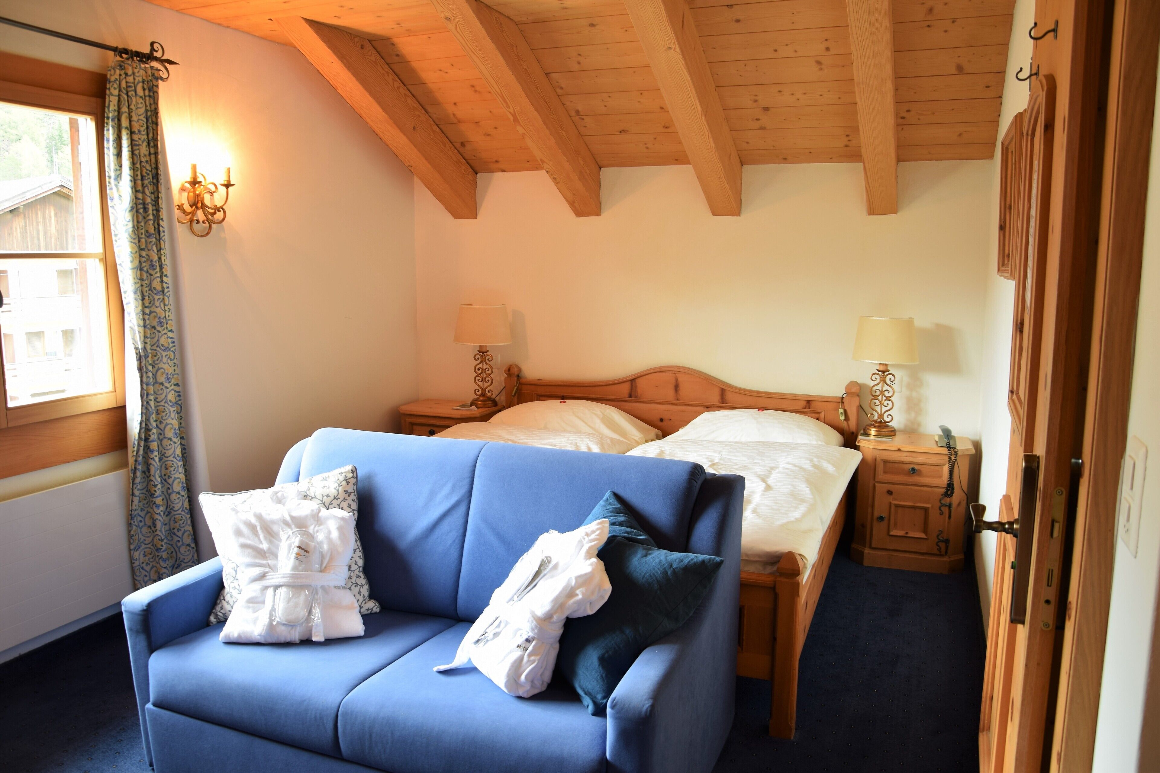 标准双人房 | 客房内保险箱、办公桌、遮光窗帘、婴儿床