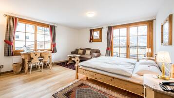 Chambre Double Panoramique, balcon, vue montagne | Coin séjour