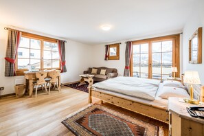 Panorama-dobbeltværelse - balkon - bjergudsigt | Opholdsområde | Fladskærms-tv