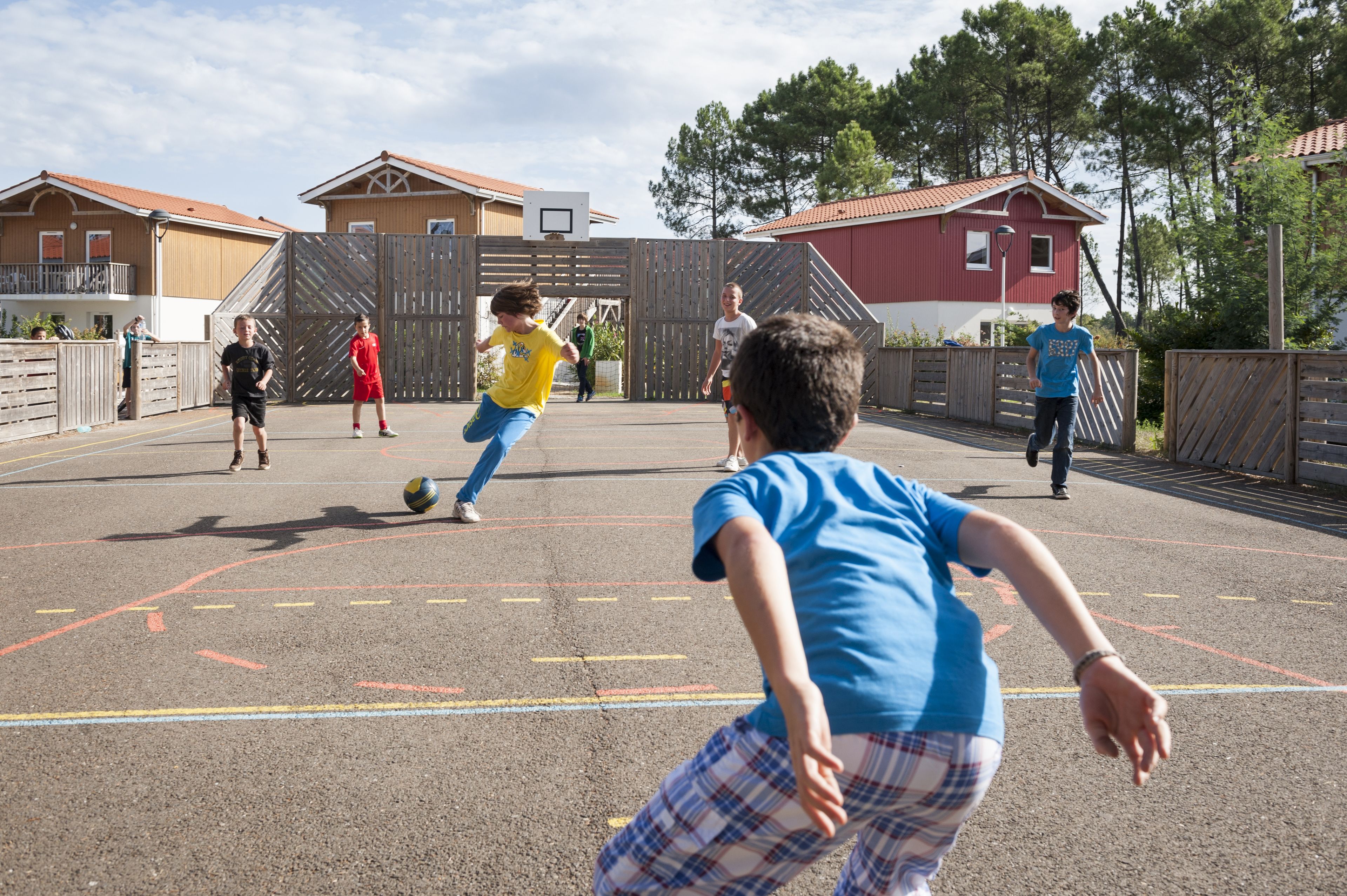 Un terrain de jeux où des enfants jouent.