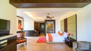 Premier Plus Room | 1 bedroom, premium bedding, minibar, in-room safe