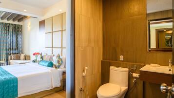 Habitació Premier | Bany | Dutxa, articles de tocador gratuïts, assecador de cabells i sabatilles