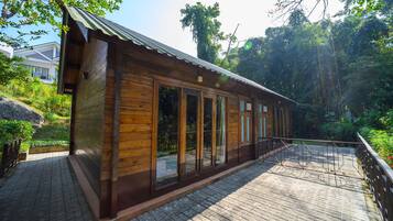 Wooden Cottage Room | Bathroom | Shower, free toiletries, hair dryer, slippers