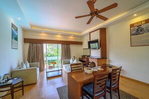 Premier Suite | Living area | 32-inch LED TV with satellite channels, TV, fireplace