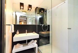 Superior Double or Twin Room, City View | Bathroom | Shower, free toiletries, hair dryer, slippers - La Porta Luxury Rooms (Split)
