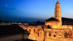 A historic building with a prominent tower, featuring arched windows and a dome. - La Porta Luxury Rooms (Split)