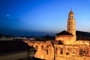 Voorkant accommodatie - avond/nacht