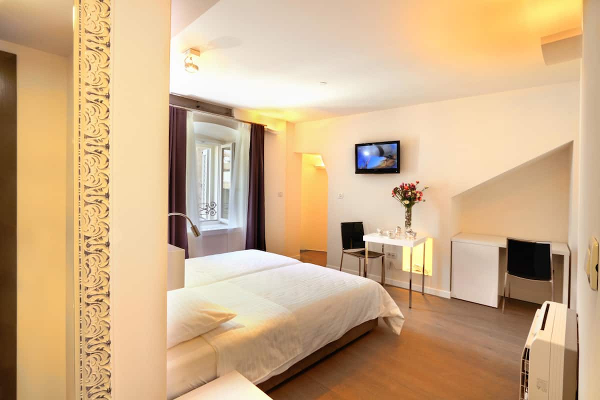 Superior kamer, 1 twee- of 2 eenpersoonsbedden, uitzicht op stad | Luxe beddengoed, een minibar, een kluis op de kamer, een bureau