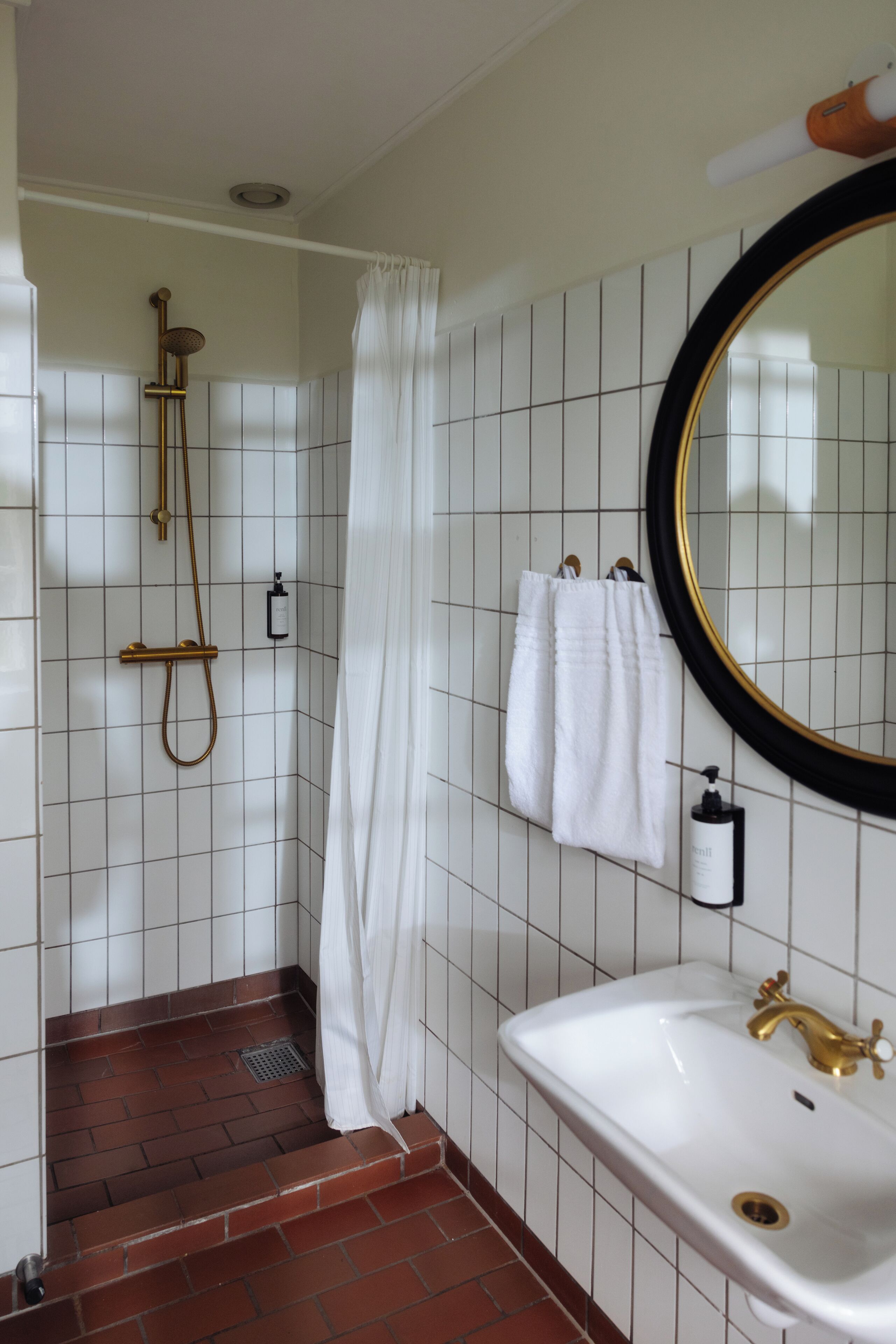 single room | bathroom | shower, eco-friendly toiletries, hair dryer, towels