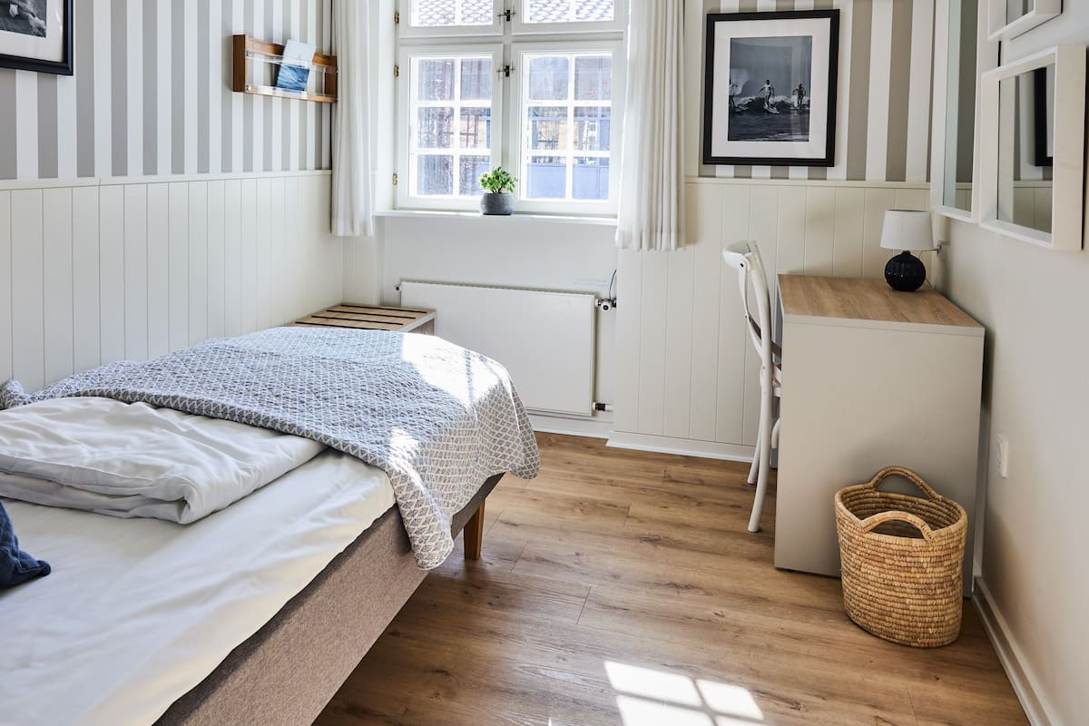 single room | hypo-allergenic bedding, desk, iron/ironing board, cots/infant beds