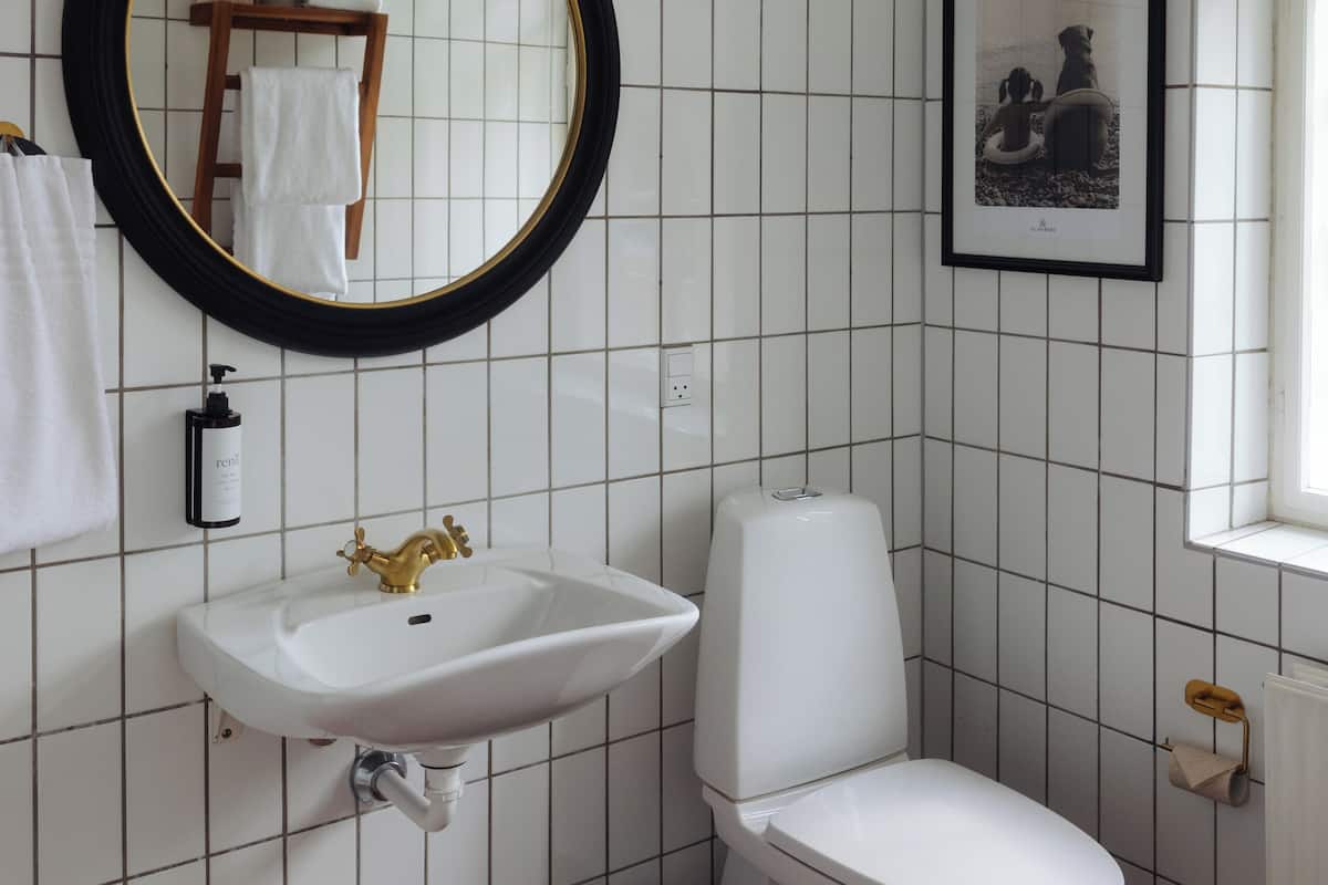 basic double room, 2 single beds | bathroom | shower, eco-friendly toiletries, hair dryer, towels