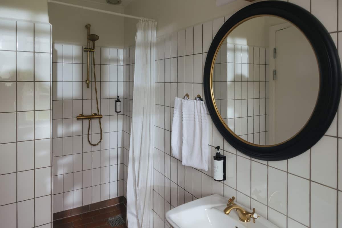 small double room (160cm bed) | bathroom | shower, eco-friendly toiletries, hair dryer, towels