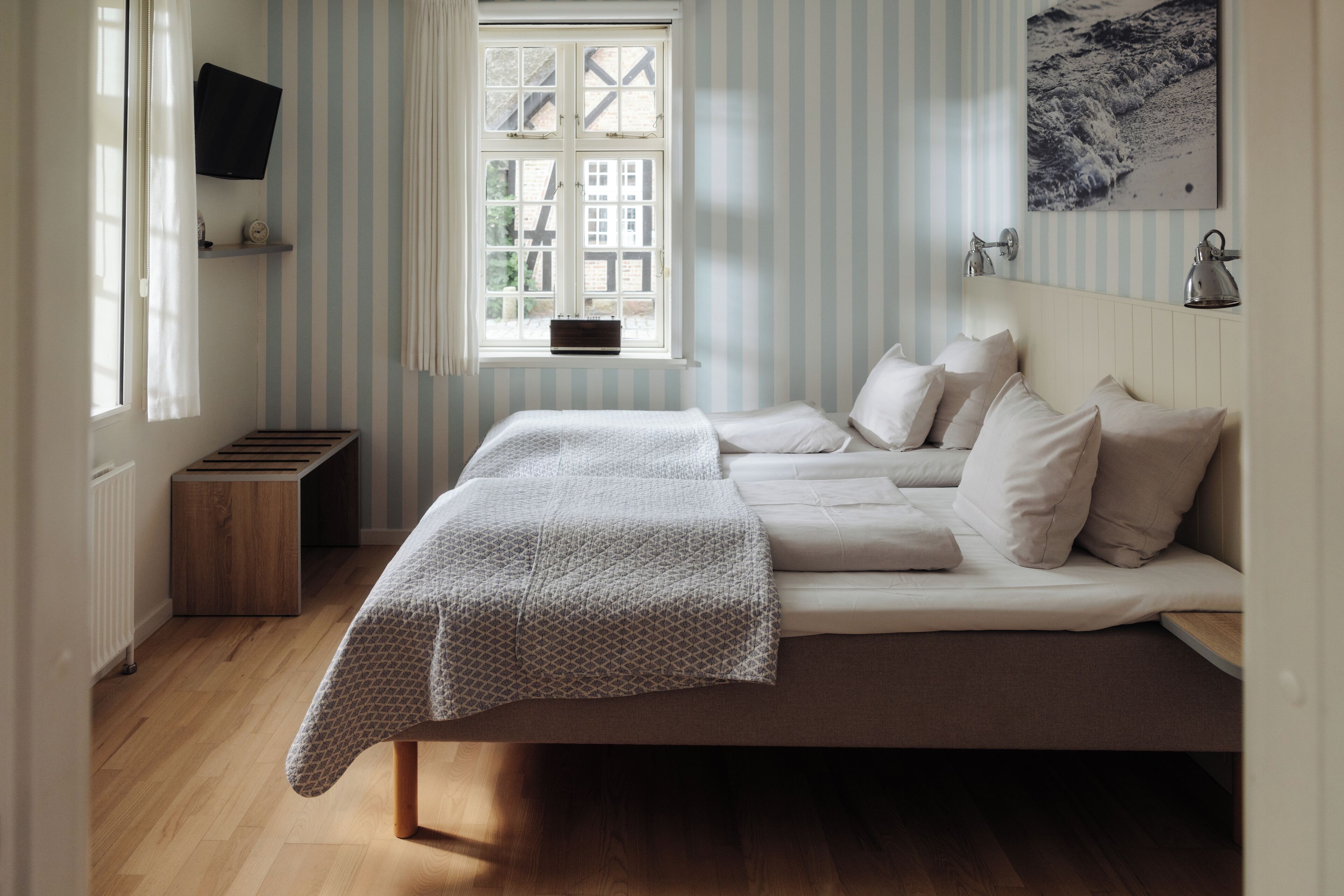 Basic-Doppelzimmer, 2 Einzelbetten | Allergikerbettwaren, Schreibtisch, Bügeleisen/Bügelbrett, Babybetten