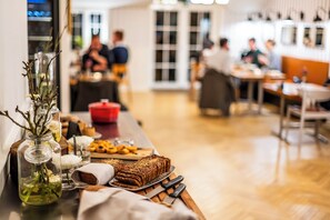 Free daily buffet breakfast