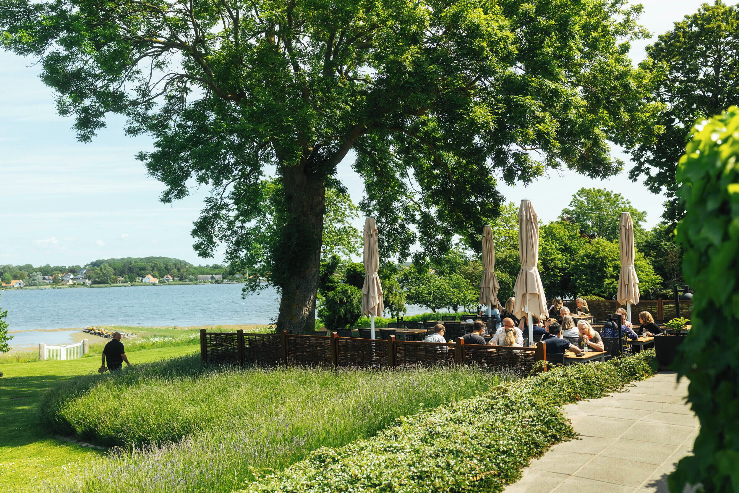 Der serveres frokost og aftensmad