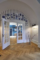 供应午餐和晚餐，地方菜