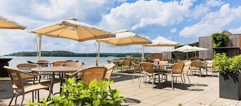 Sixtus Sinatur Hotel og Konference