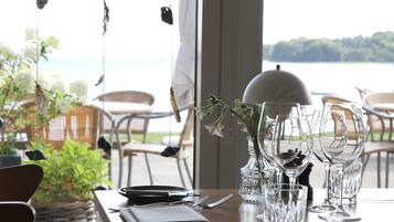 2 restauranter; serverer morgenmad, frokost, aftensmad og lokale retter