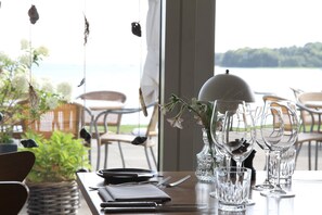 2 restaurants, breakfast, lunch, dinner served; local cuisine - Sixtus Sinatur Hotel og Konference (Middelfart)