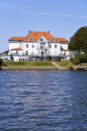 Ontbijt, serveert lunch, diner, lokale gerechten, uitzicht op de zee 