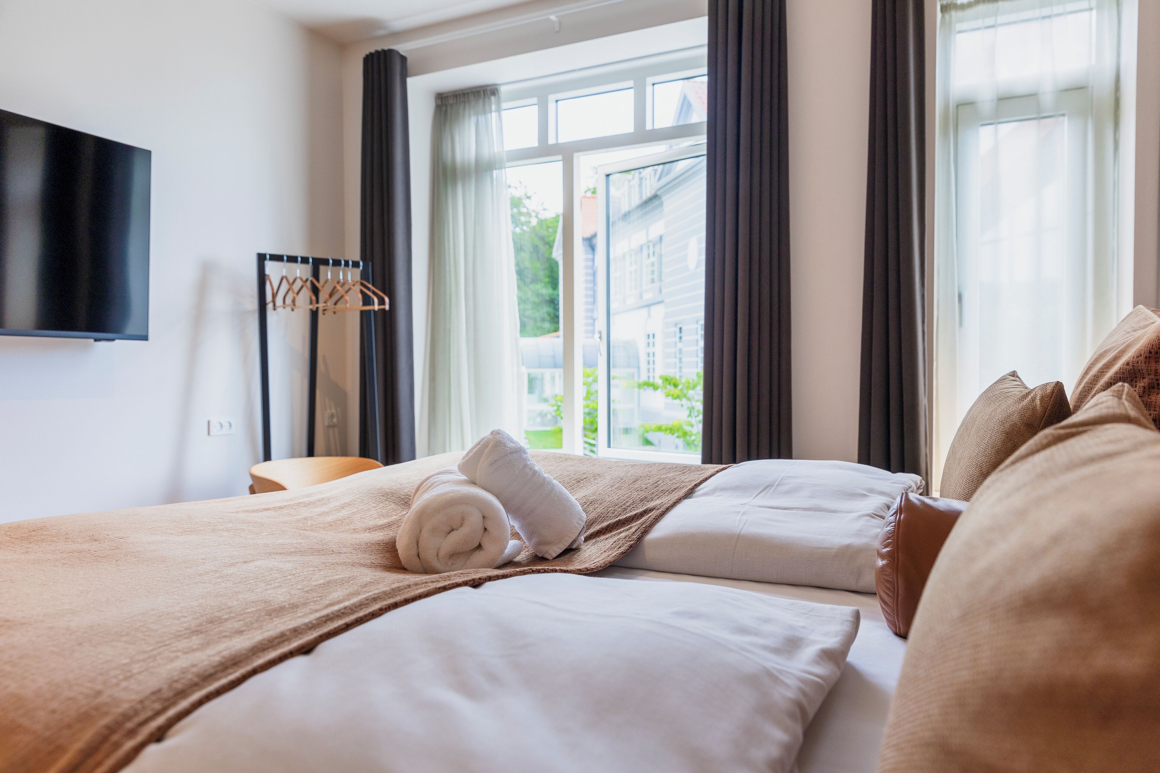 Værelse med 2 enkeltsenge | Premium-sengetøj, skrivebord, arbejdsområde til bærbare computere