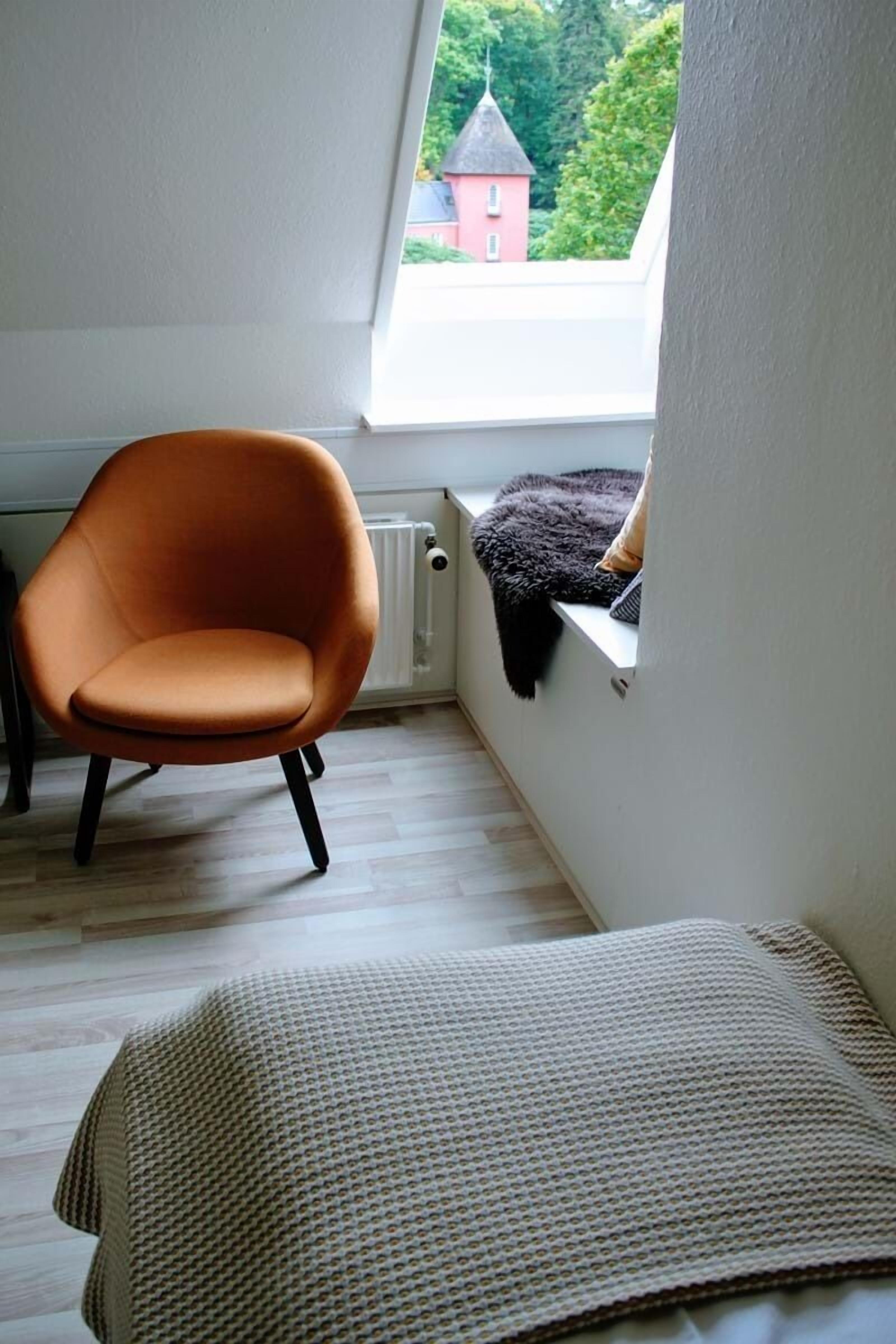 single room | hypo-allergenic bedding, desk, iron/ironing board, free wifi