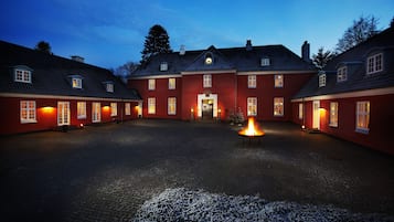 Fassade der Unterkunft – Abend/Nacht