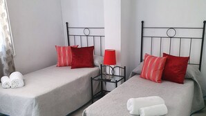 Twin Room | WiFi (free), bed sheets - Hostal Alicia (Marbella)