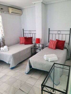 Habitación con 2 camas individuales | Wifi gratis y ropa de cama 
