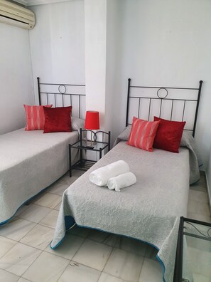 Habitació amb dos llits individuals | Wifi gratuïta i roba de llit 