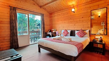 Minibar, caja de seguridad en la habitación y escritorio