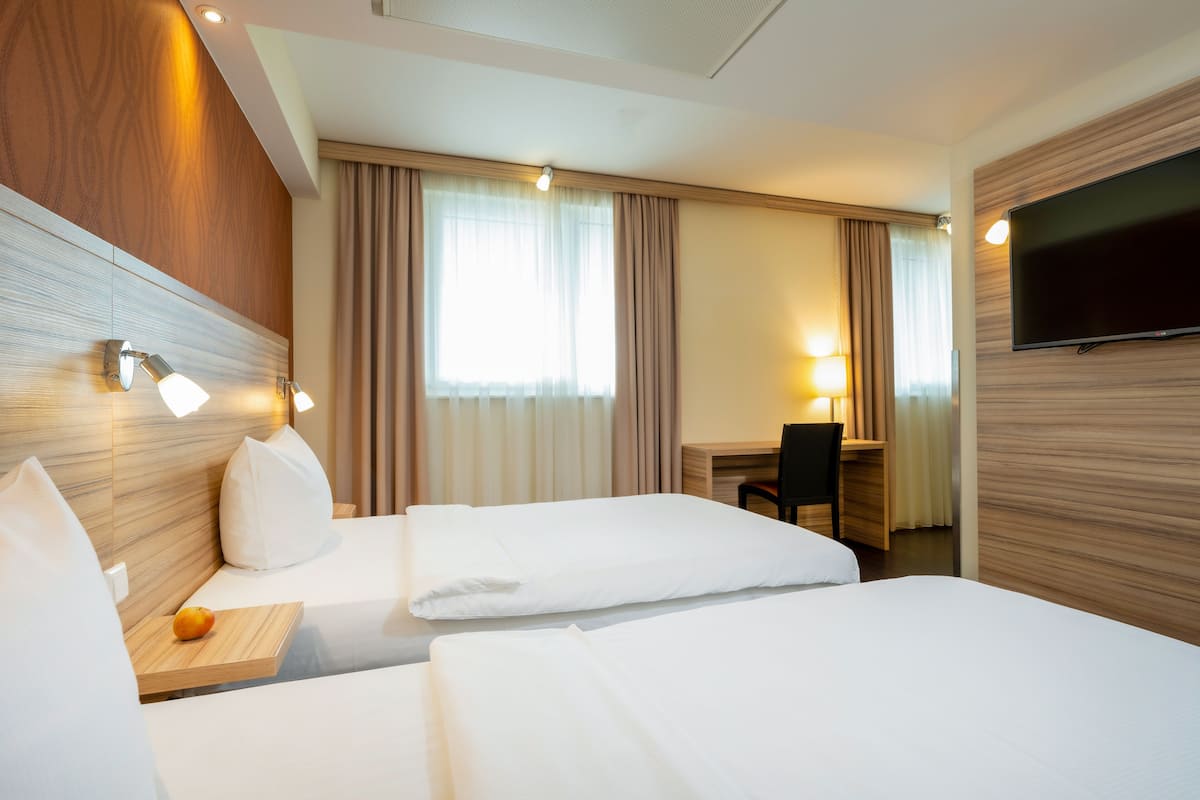 Classic Twin Room | Minibar, in-room safe, desk, laptop workspace