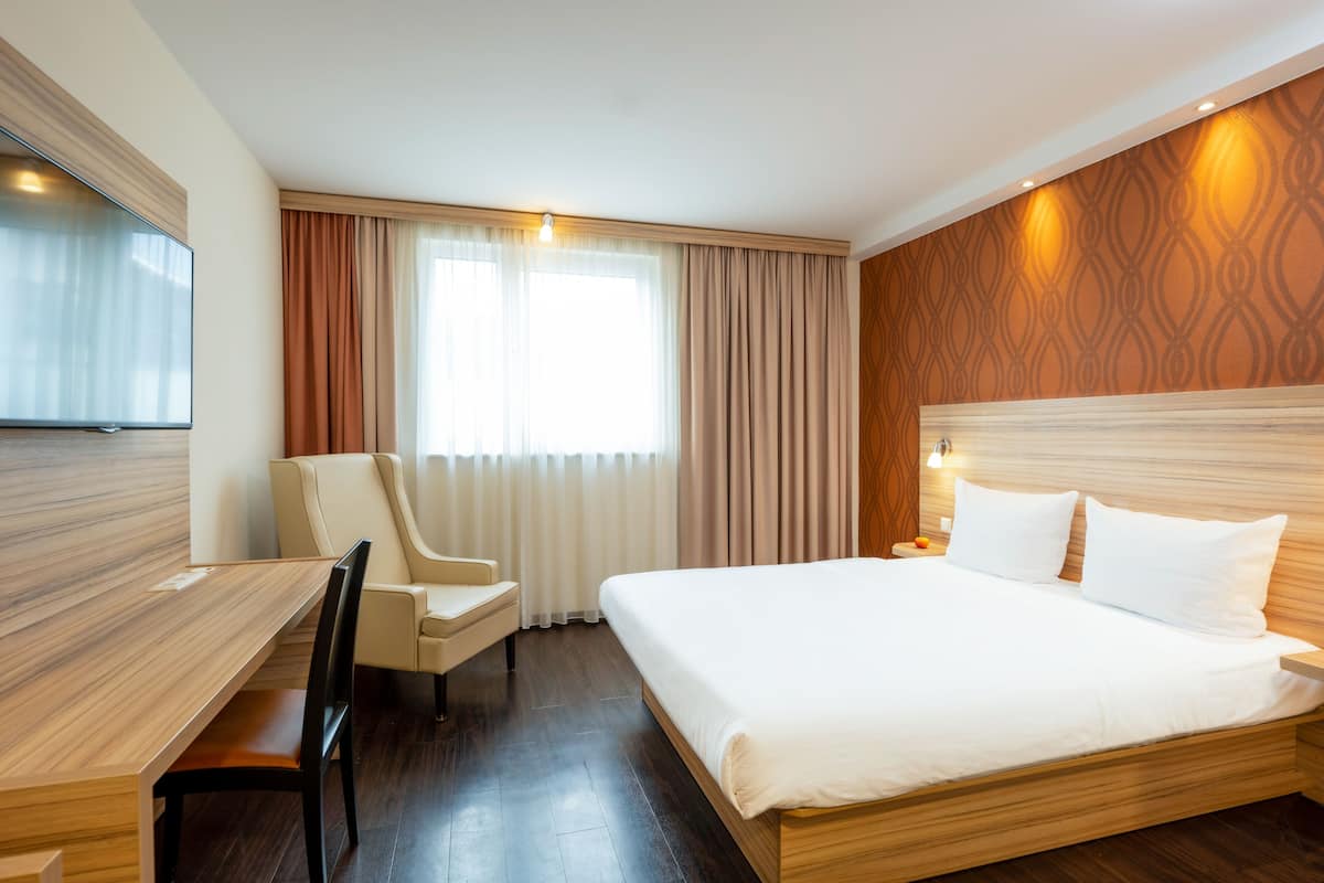 Business Double Room, 1 Queen Bed | Minibar, in-room safe, desk, laptop workspace