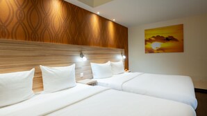 Family Quadruple Room | Minibar, in-room safe, desk, laptop workspace - Messe & Airport Hotel Stuttgart (Stuttgart)