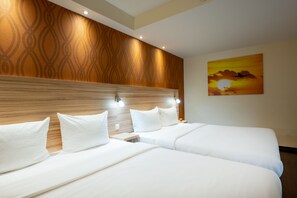 Family Quadruple Room | Minibar, in-room safe, desk, laptop workspace - Messe & Airport Hotel Stuttgart (Stuttgart)