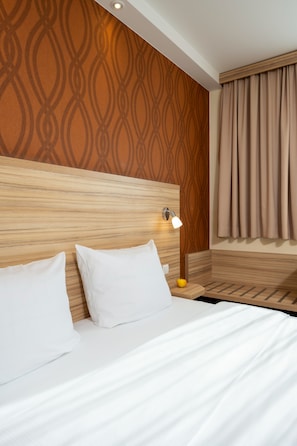 Classic Double Room | Minibar, in-room safe, desk, laptop workspace - Messe & Airport Hotel Stuttgart (Stuttgart)