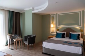 Minibar con artículos gratuitos, wifi y ropa de cama 