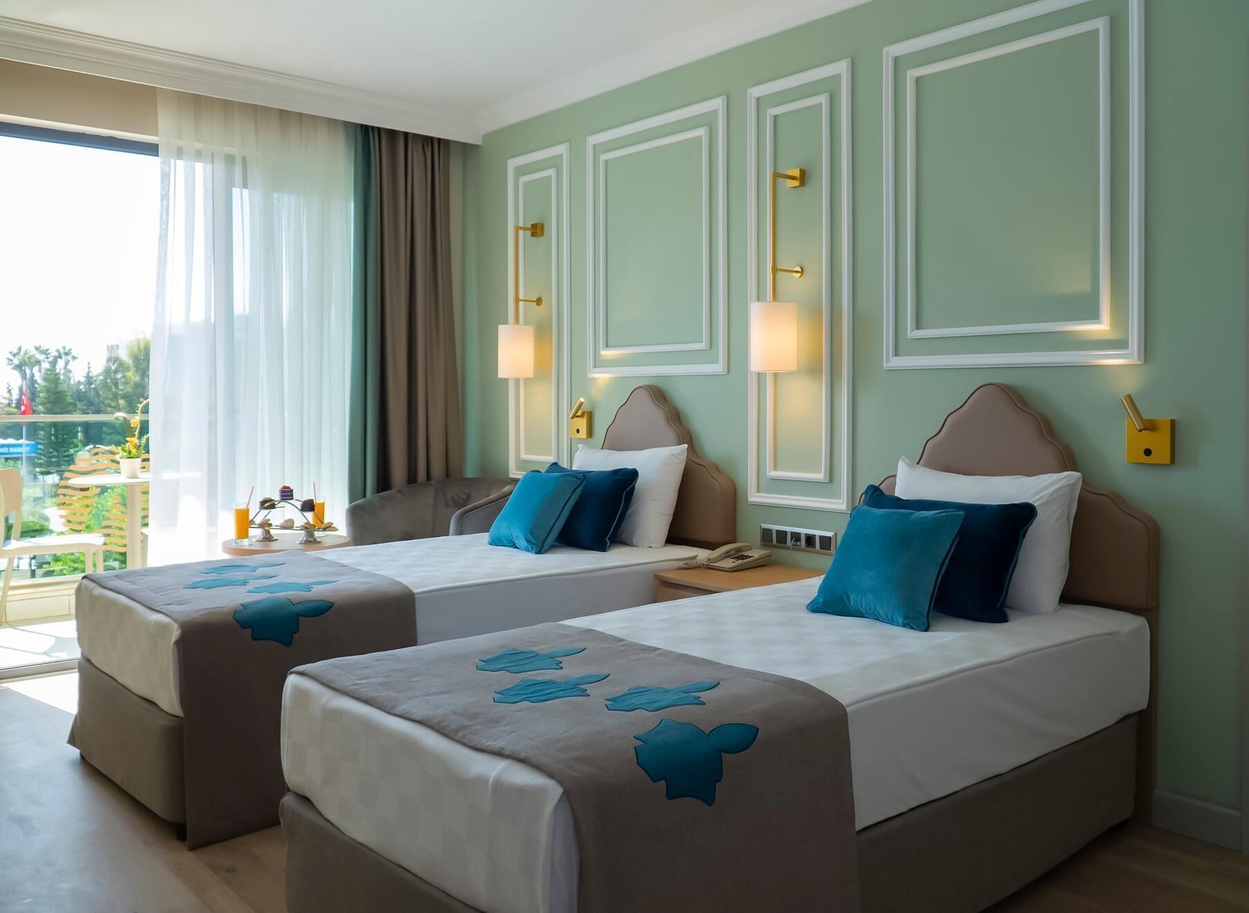 Free minibar, WiFi, bed sheets